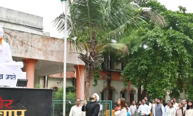 कलेक्टर श्री लंगेह ने कलेक्ट्रेट में किया ध्वजारोहण