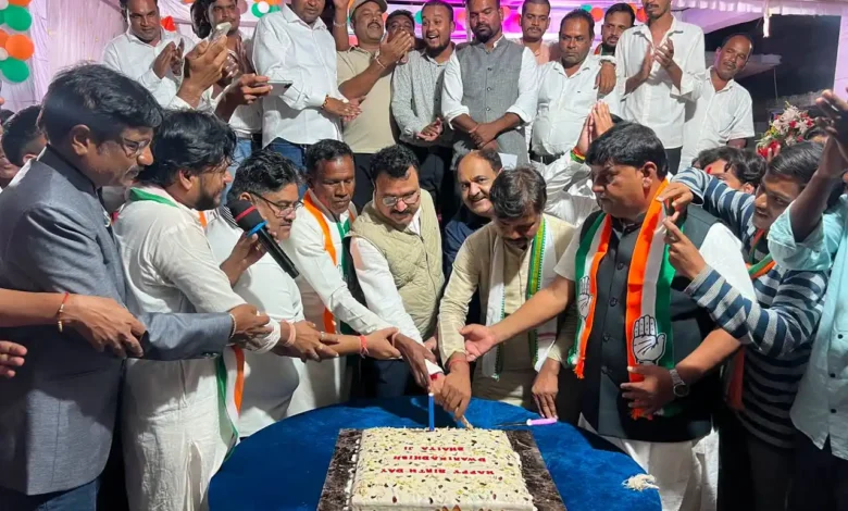खल्लारी विधायक द्वारिकाधीश यादव का जन्मदिन धूमधाम से मनाया गया