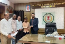घर की खुदाई में मिला निखात, विजय कुम्हार ने जिलाधिकारी को सौंपा