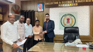 घर की खुदाई में मिला निखात, विजय कुम्हार ने जिलाधिकारी को सौंपा