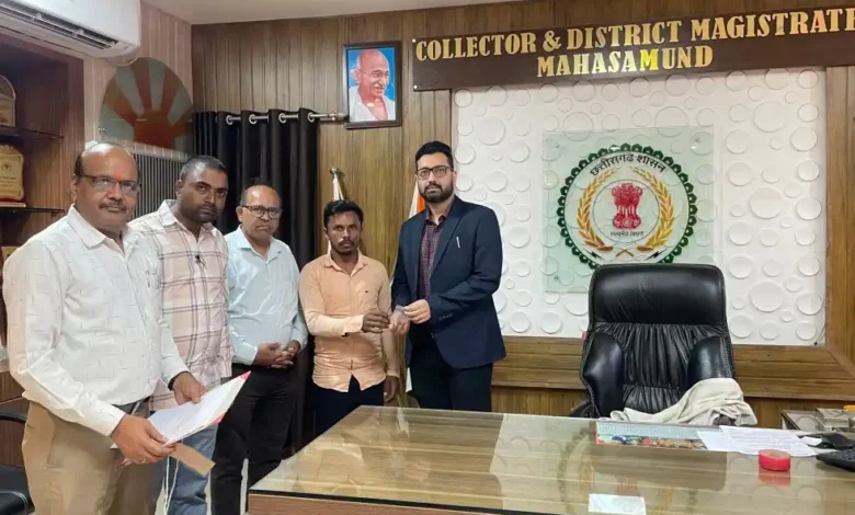 घर की खुदाई में मिला निखात, विजय कुम्हार ने जिलाधिकारी को सौंपा