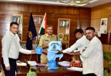 समिति सदस्यों को पुलिस मित्र टी-शर्ट और कैप वितरित