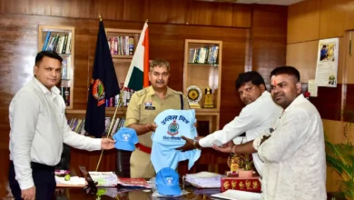 समिति सदस्यों को पुलिस मित्र टी-शर्ट और कैप वितरित