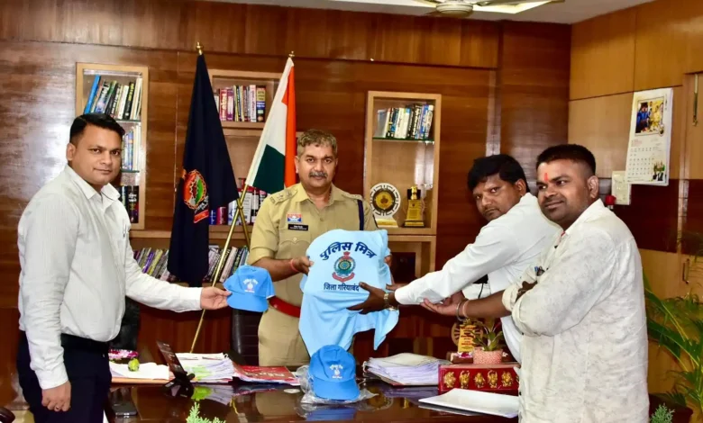 समिति सदस्यों को पुलिस मित्र टी-शर्ट और कैप वितरित