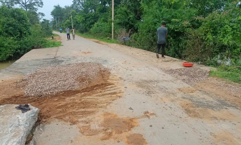 सीएम हेल्पलाइन की शिकायत पर खट्टा के क्षतिग्रस्त पुल और सड़क की हुई अस्थायी मरम्मत