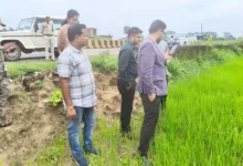 खेत में उतरकर कलेक्टर ने किया डिजिटल क्रॉप सर्वे का निरीक्षण