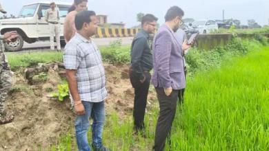 खेत में उतरकर कलेक्टर ने किया डिजिटल क्रॉप सर्वे का निरीक्षण