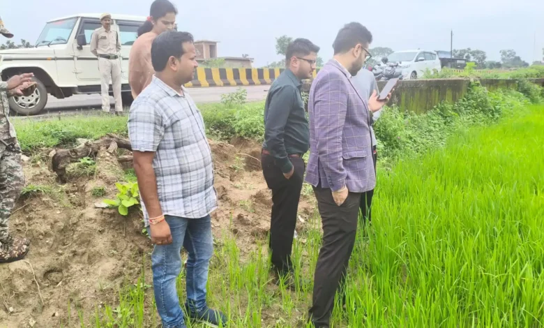 खेत में उतरकर कलेक्टर ने किया डिजिटल क्रॉप सर्वे का निरीक्षण